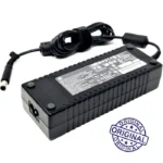 Chargeur HP 135W modèle 647982-002 avec connecteur rond de 7,4 mm et broche centrale. Design compact et léger, conçu pour alimenter des ordinateurs portables HP de puissance moyenne.