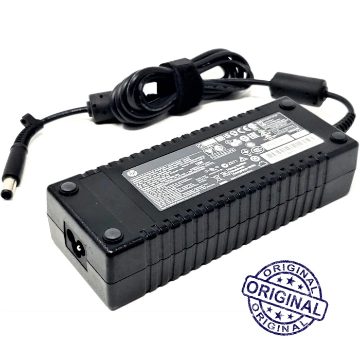 Chargeur HP 135W modèle 647982-002 avec connecteur rond de 7,4 mm et broche centrale. Design compact et léger, conçu pour alimenter des ordinateurs portables HP de puissance moyenne.