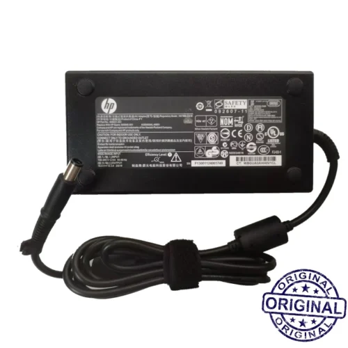 Chargeur HP 200W modèle 608431-001 avec connecteur rond de 7,4 mm et broche centrale. Design rectangulaire et robuste conçu pour alimenter des ordinateurs portables et stations de travail HP de haute performance.