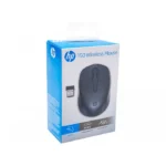 Vue de profil de la souris sans fil HP 150 en noir, au design compact et élégant, posée sur une surface lisse. Dotée d'un récepteur USB et d'une forme ergonomique adaptée à tous les utilisateurs.